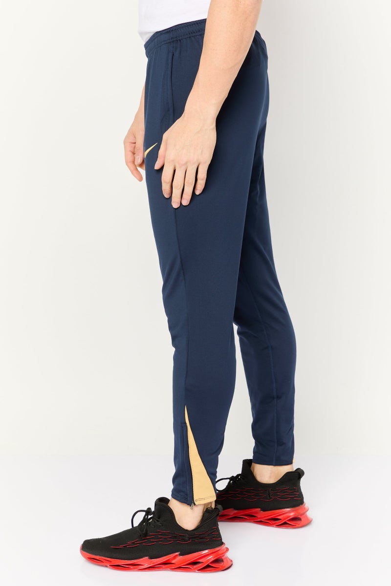 Nike بنطال كرة القدم الرجالي بتصميم ضيق مزين بشعار برشلونة، أزرق Navy - Image 4